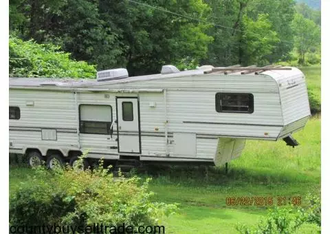 1996 Hy-Line Fifth Wheel Camper / Trailer