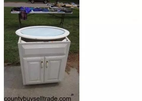 Bathroom vanity w/ mirror