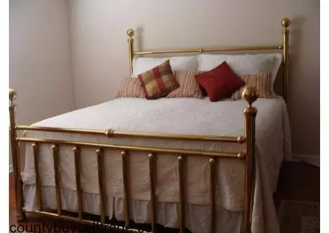 brass king sized bed