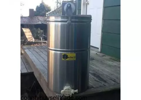 Dadant honey extractor