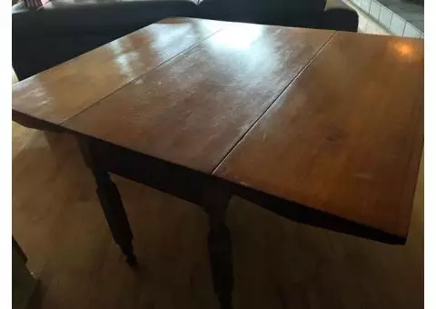 Drop leaf table