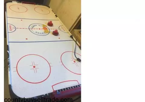 Air hockey table