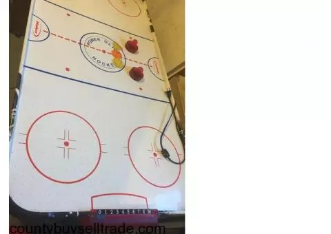 Air hockey table