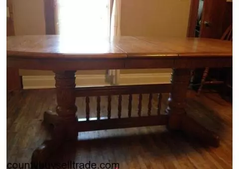 Oak dining room table with 4 leaves