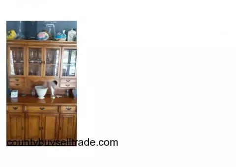 Dining Room set,  table w/2 leaves, 6 chairs, hutch.