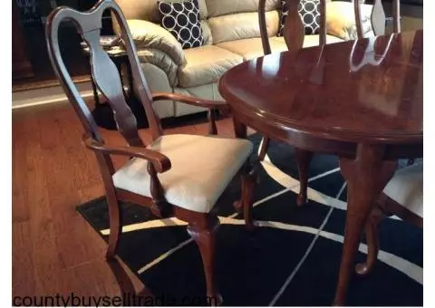 Cherry Dinning Room Table with 6 chairs