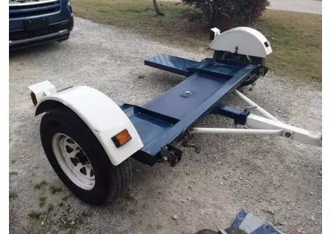 Dolly for towing