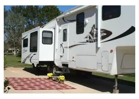 KEYSTONE Cougar Fifth Wheel