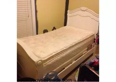 Girls Twin Bed/Mattresses