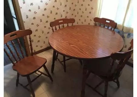 Kitchen Table with leaf and 4 chairs