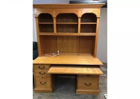 Executive Oak desk with hutch