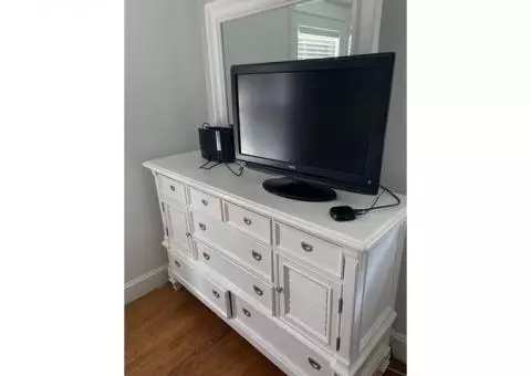 White queen sized bedroom set