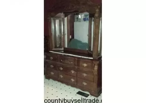 King bedroom set, big posted head and foot with lg dresser w/mirror, lg night stands