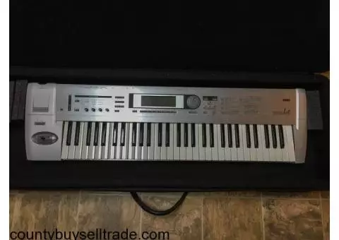 Korg Triton Le 61 w/ Case