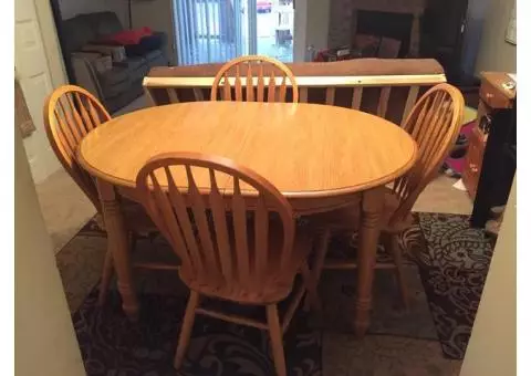 Solid Beautiful Oak Dining Table with 4 Matching oak Chairs