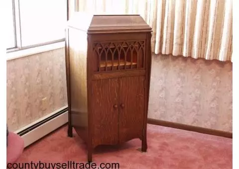 BEAUTIFUL ANTIQUE STANDING CABINET GRAMAPHONE CIRCA:1919!