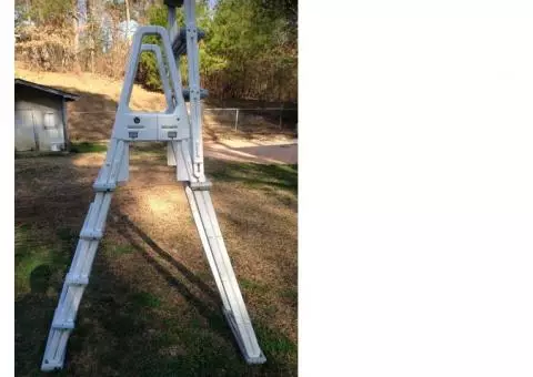 Above ground pool ladder