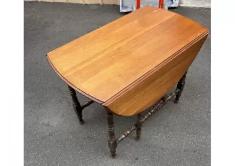 Drop leaf table