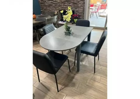 brand new kitchen table w chairs