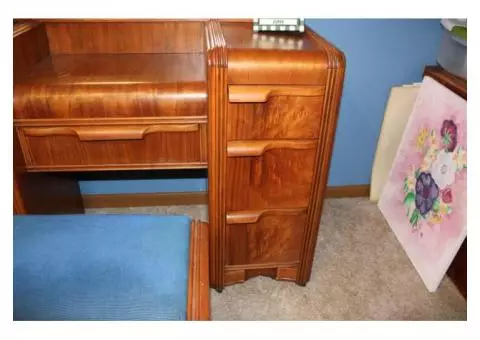 Waterfall front vanity/dresser with mirror and vanity stool