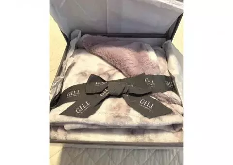 BRAND NEW GILI VELVETY SOFT THROW BLANKET (LAVENDER)