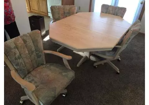 Dining Room Tabel and 4 Chairs