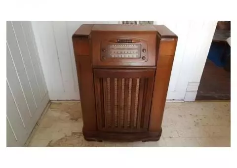 Antique PHILCO Radio & Record Player