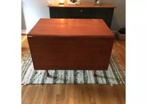 Drop-leaf dining room table