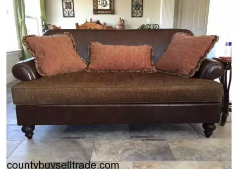 Like new Alisa Settee