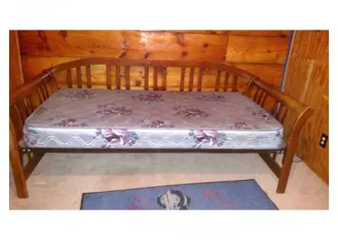 Wood day bed