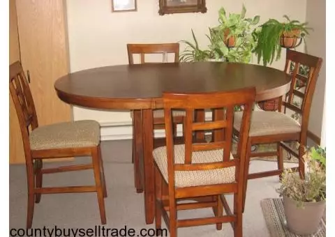 Dining Room Table & Chairs