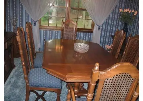 Dining Room Set in pristine condition (Local pickup only)