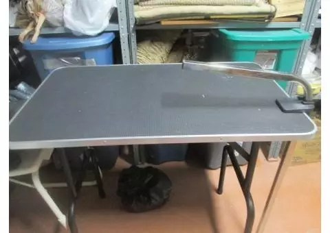 GROOMING TABLE