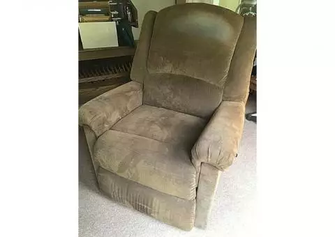 La-Z-Boy Lift Recliner- Excellent Condition