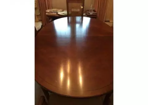 Stunning dining room table, 6 chairs