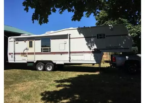 33' Fifth wheel trailer/2 slides