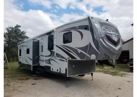 2013 415 Road Worrior toy hauler 40ft