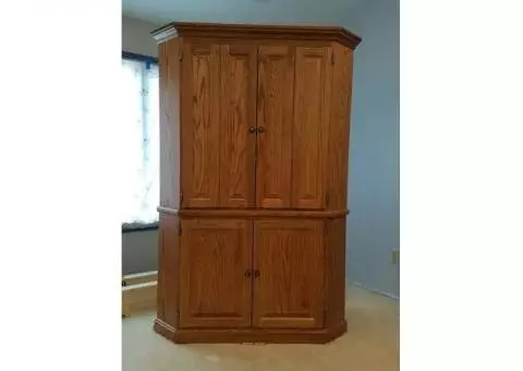 Amish Built TV Corner Amoire Cabinet Hutch.  Excellent Clean Condition!