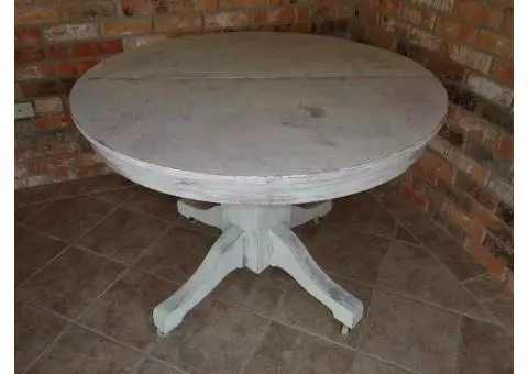 ANTIQUE ROUND DINING TABLE