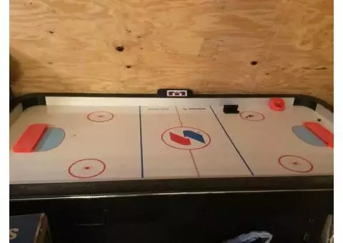 Air hockey table