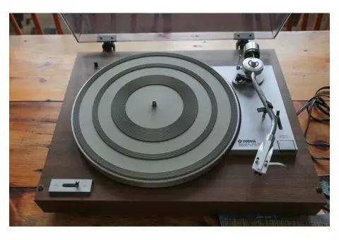 Yamaha YP-211 Turntable