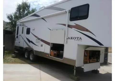 2010 Lakota 5th wheel camper