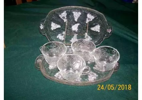 Round dessert plates with cups