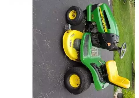 John Deere LA120 Riding Lawnmower