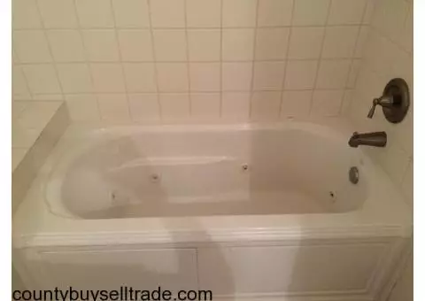 Whirlpool Tub with 8 Massaging Jets