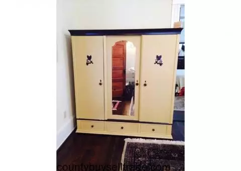 Cabinet/Armoire