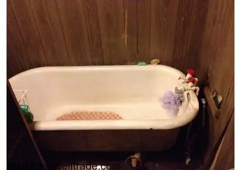 Claw foot bath tub with all 4 feet