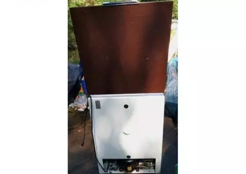 "HOLIDAY"  5' cu ft Stand Alone--Chest Freezer