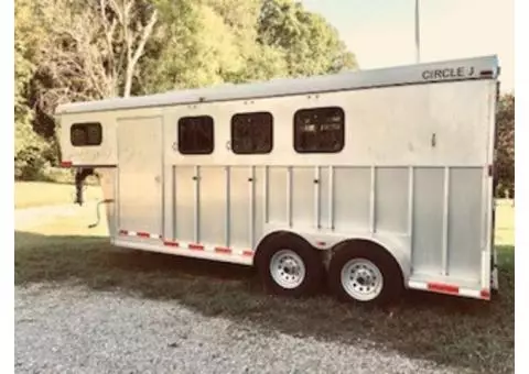 2006 Circle J Lightning SX Plus, Gooseneck 3 Horse Slant with Tack Room and Sleeping Quarters