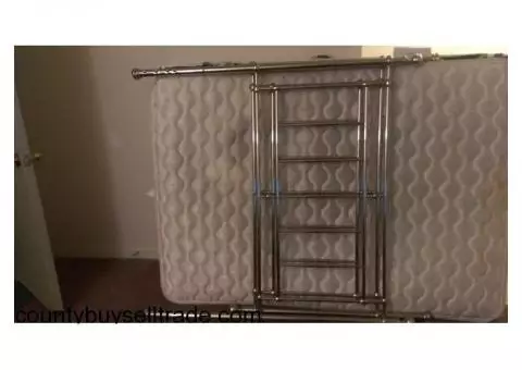 Metal poster bed